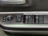 【電動格納ミラー】サイドミラーは電動格納式となっており、狭い駐車場でもキズがつくリスクを抑えられます。