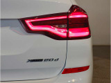 BMWの伝統の丸目4灯ヘッドライトでございます。LEDライトで視認性もよく明るく安全性の向上につながります。