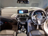 BMWの運転席はドライバーオリエンテッドという構造を採用。ドライバー目線の操作がしやすい設計になっており、ドライブ中にも目線の移動が少なく運転中にも簡単に操作ができます。