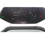 タコメーター、ハイブリッドシステムインジケーターを3つのテイストで表示可能。マルチインフォメーションディスプレイの中央に情報を集約した、シンプルで操作しやすいメーターです。