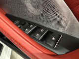 ドアミラー調整とパワーウインドウスイッチは操作し易い位置に装備されております