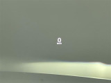 【ヘッドアップディスプレイ(HUD)】フロントウインドウガラスに走行情報を投影します。運転中の目線と重なるように表示されるので、少ない視線移動で速度が確認できるので、 ドライビングに集中できます!