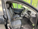 運転席まわりには十分なスペースがあり、大柄な方でもゆったり運転していただける環境です。