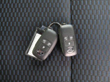 電子キーをポケットやカバンに入れているだけで、ドアの開錠・施錠が行えます。荷物を抱えていてもラクラク開閉です。エンジン始動も行えます。