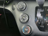 操作が簡単なマニュアルエアコンを装備しています。