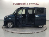 【まるごとクリーニング】シートを取り外し、車内を徹底洗浄。隅々まで丁寧に仕上げています。