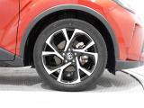 アルミホイールを装備、タイヤサイズは225/50R18です。