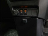 シートヒーター付:寒い日や夏の冷房中の冷えやすい肩・腰・脚部を暖めるシートヒーターが運転席・助手席に装備されています!Hi‐Loの切り替えも可能です♪