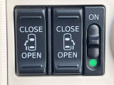 【両側パワースライドドア】スマートキーや運転席のスイッチで後席両側スライドドアの開閉が可能♪電動だから力を入れてドアを開ける必要が無く、小さなお子様でも簡単に開け閉めでき快適です♪