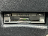 【ETC】有料道路を利用する際に料金所で停止することなく通過できる、ETC車載器(ノンストップ自動料金収受システム機器)が装備されています。セットアップを行うことで利用可能になります。