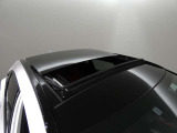 【パノラマルーフ】前席のチルト・スライド式ガラスルーフに加えて後席までガラスルーフが広がっている為、開放感あふれる室内空間を演出いたします。
