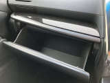 車検証や貴重品、小物を収納できます。