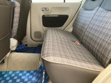 後部座席です。足元空間は広々しており、大人4人乗車も無理なく可能です。