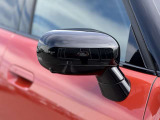 MINIの電動格納サイドミラーは、スイッチ操作でスムーズに開閉でき、狭い駐車場でも安心して扱えます。車体との一体感あるデザインで、利便性とスタイリングを両立した装備です。