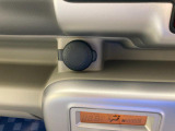 アクセサリーソケットは使用用途多彩。トランスミッターなどを差し込むと、スマホなどの充電が可能です。
