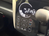 【オートエアコン】一度お好みの温度に設定すれば、車内の温度を検知し風量や温度を自動で調整。暑い&hellip;寒い&hellip;と何度もスイッチ操作をする必要はありません。快適な車内空間には必須の機能ですね♪