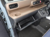 カップホルダーは運転席や助手席からちょうど手の届く位置です!!