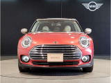 MINIのフロントグリルのデザインはイギリスで生まれた当初から、シルバーのサイドバーが折り重なった伝統的なデザインで御座います。その伝統はBMWのお車になってからでも少しずつ形を変えて守られております