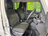 運転席まわりには十分なスペースがあり、大柄な方でもゆったり運転していただける環境です。