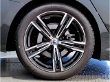 【BMWアロイホイル】軽量かつ強度に拘ったアロイホイル。走行性能ポテンシャルを引き出す設計。車の足元を引き締めてくれる大きなポイントはアロイホイルです。