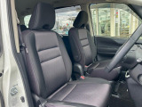 運転席まわりには十分なスペースがあり、大柄な方でもゆったり運転していただける環境です。