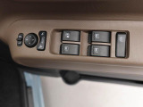 パワーウィンドゥ 運転席ドアスイッチ照明付です。電動格納ミラーも手元でワンモーションで可能です。