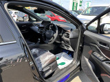 【運転席】座り心地が良いシートなので長時間の運転でも快適にお過ごしいただけます。新品のフロアマットのご注文も可能です。掲載箇所以外にご希望の写真がございましたらお気軽にお問い合わせ下さい。