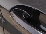 【デザインとの融合】BMWデザイナーが創り出したボディデザインを損なう事のない様に配置とデザインに拘っています。ドアノブについてもBMWの拘りに妥協はありません。