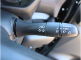 アダプティブLEDヘッドライトシステムは、照射パターンを変化させて対向車や先行車が眩しくならないようにハイビームをキープすることで、良好な視界を確保します。もちろん自動点灯/消灯するオートライトも。