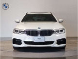 【BMWの伝統-1】BMWの特徴的な&ldquo;キドニーグリル&rdquo;は、80年以上続く伝統の形でございます。変わらないこだわりのデザインが、プレミアムブランド&ldquo;BMW&rdquo;を創り出します。