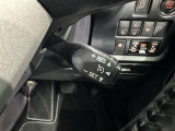 クルーズコントロール機能が付いています。 速度を設定するとアクセルを踏まなくても一定の速度で走ることができます。  高速道路ではとても便利な装置なんです。