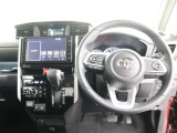 運転席側から見た写真です、お車にマッチングするようにデザインされたインパネ!沢山のスイッチ類も運転させる方が使いやすい位置に配置されていますね!