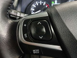 ステアリングには運転中でも簡単に操作できる各種スイッチついてます