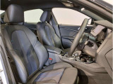 【コックピットシート】BMW車の主役席。車体中央にくる様に配置し車両重心とが一致する事でドライバーと車との一体感あるドライビングを実現。人間工学に基づき形成した形状が長時間のドライブ疲労も軽減します!