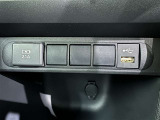 充電用USB端子付き。スマートフォンなどの充電に便利です。