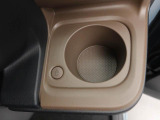 ホットドリンクをちょうどいい温度でキープしてくれる保温機能付きのホッとカップホルダー(前席)。ほっこり快適にドライブをサポート。