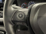 ステアリングスイッチ付きで、運転中に視線を前に向けたまま操作できます。