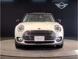 MINIのフロントグリルのデザインはイギリスで生まれた当初から、シルバーのサイドバーが折り重なった伝統的なデザインで御座います。その伝統はBMWのお車になってからでも少しずつ形を変えて守られております