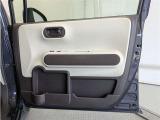 運転席ドア内張はご覧の通り。ドアポケットの収納もバッチリです