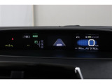 視線移動が少なく疲れにくいセンターメーター!ハイブリッドシステムインジケーターをはじめとしたお車の状態の情報を確認できます。
