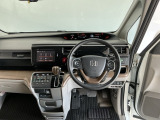 【前方視界】開放的な前方視界!運転がしやすく疲れにくいです♪窓が大きく、見通しがとっても良いおクルマですよ♪