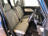 運転席の座面高さを調整できるシートリフターが付いています。フロントシートはベンチシートを採用で、座面も広く使い勝手もいいですよ♪