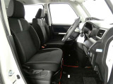 高いホールド性で運転姿勢が安定します。長距離ドライブでも疲れにくいのが魅力です。快適なドライビングライフをお送りください♪