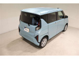 後部座席とリヤはプライバシーガラスになっています。座っている人や置いてある荷物が見えにくくなっているのでプライバシーの確保が出来ます。