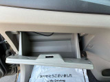 グローブボックス!ちょっとした物置にちょうど良い収納あります!
