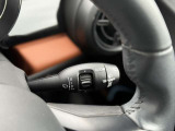 輸入車のため、ウィンカーレバーとワイパーレバーの配置は国産車と左右が逆となります。操作に慣れるまでは違和感がありますが、使用を重ねることで自然に扱えるようになります。