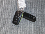 電子キーをポケットやカバンに入れているだけで、ドアの開錠・施錠が行えます。荷物を抱えていてもラクラク開閉です。エンジン始動も行えます。