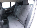リアシートはフロントシートと同様に体を包み込む作りとなっています 両側の席を深くすることで、5人乗車時でもゆったりお過ごしできます。