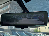 【インテリジェントルームミラー】車両後方のカメラ映像がミラー(液晶画面)に写るので、後席の人や荷物が写りこみません。夜間や悪天候でも視界が良好です♪