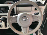 運転中も見やすいセンターメーター。